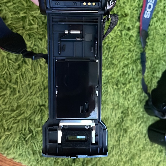 Canon eos rebel x s 35mm film SLR autofocus camera with 35-80mm wide/zoom lens - Picture 6 of 7